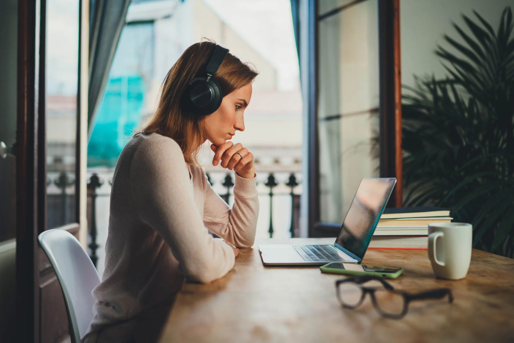 Eine Frau arbeitet an ihrem Computer