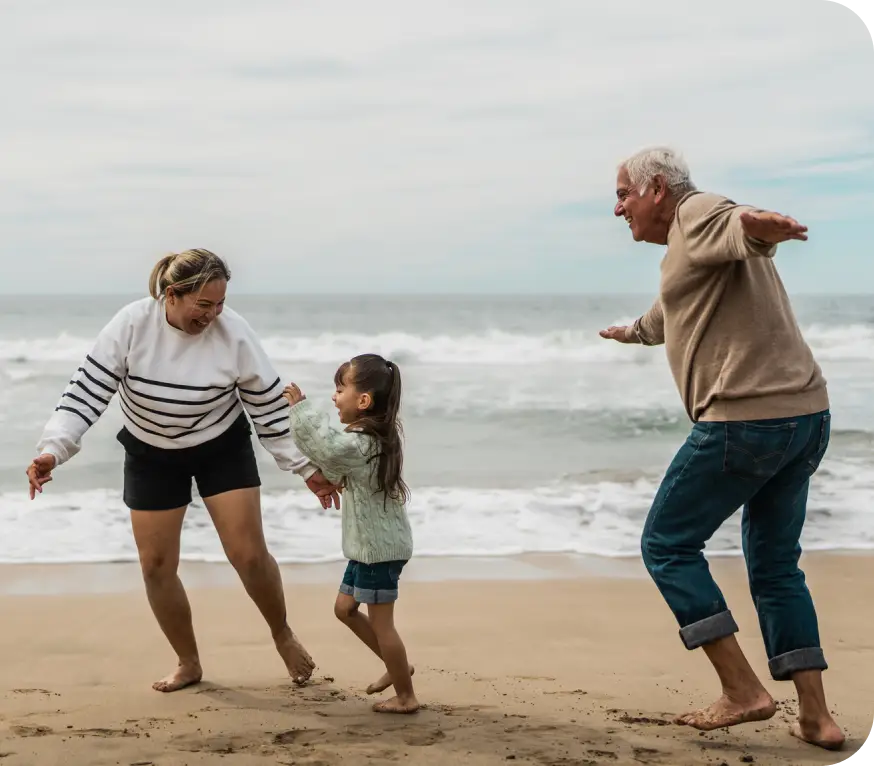 Großeltern und Enkelkind am Strand