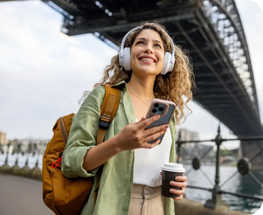 Frau in der Stadt am Mobiltelefon